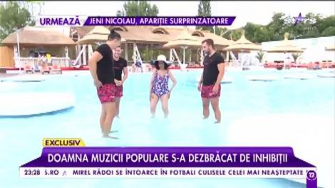 Tita Bărbulescu, doamna muzicii populare, răsfăț la piscină cu trei bărbați