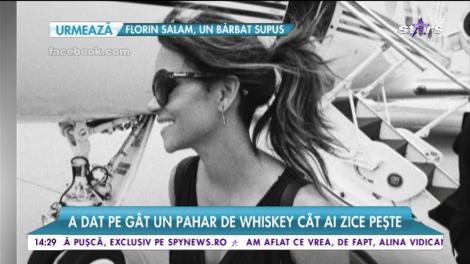 Halle Berry le cam are cu băutura! Actriţa a dat pe gât un pahar de whiskey fără să clipească