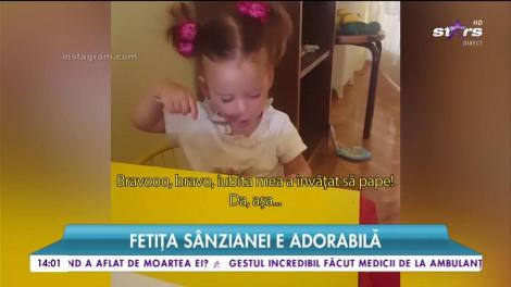 Fetiţa Sânzianei Buruiană este adorabilă. Copila învață să folosească tacâmurile