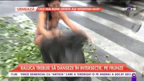 STARoganţă: &Icirc;n costum de baie, Raluca Dumitru a dansat &icirc;ntr-o intersecţie pe frunze