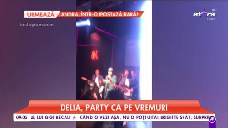 "Aoleu, ce să mă fac, Doamne, eu? Se mărită Mooona mea, nu știu, Doamne, ce-i cu ea". Delia, party ca pe vremuri, pe muzica formației „Azur”