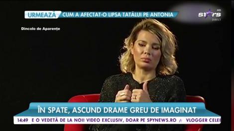 În lumina reflectoarelor zâmbesc și par că au o viață perfectă! În spate, ascund drame greu de imaginat!