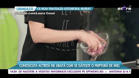 Rețeta secretă a Laurei Cosoi. Cunoscuta actriță arată cum se gătește o friptură de miel