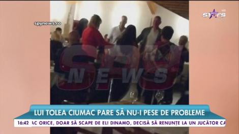Tolea Ciumac, distracție și dans împreună cu prietenii. Vedetei pare să nu-i pese de probleme