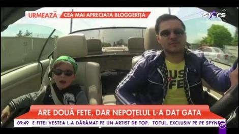 Liviu Vârciu, alături de nepoțelul său. Are două fete, dar băiețelul l-a dat gata