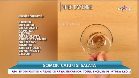 Somon Cajun și salată, o rețetă sănătoasă care nu te ține prea mult în bucătărie