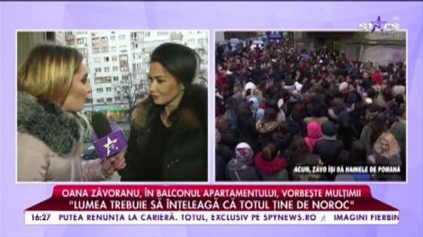 Oana Zăvoranu, în balconul apartamentul, vorbește mulțimii: ”Toată lumea va avea drepturi egale”