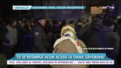 Ce se întamplă la casa Oanei Zăvoranu. Oamenii s-au îngrămădit în fața apartamentului
