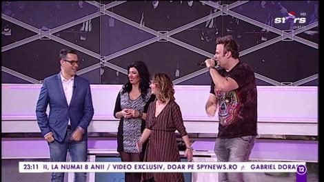 Dan Helciug interpretează piesa „Vin fiert, plec vesel”