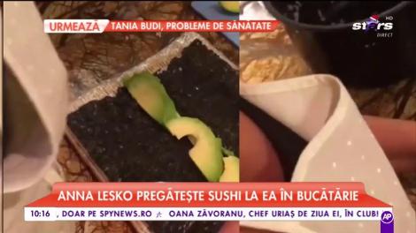 Anna Lesko pregăteşte sushi la ea în bucătărie