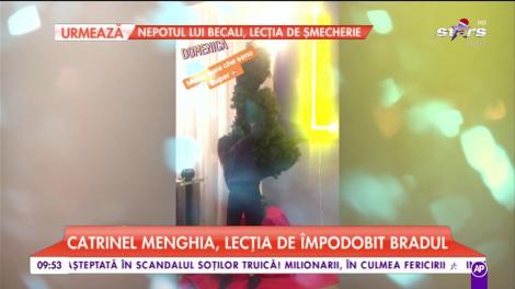 Catrinel Menghia, lecția de împodobit bradul. Imagini din casa vedetei