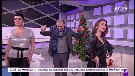 Edy Mexicanu interpretează o melodie la acordeon