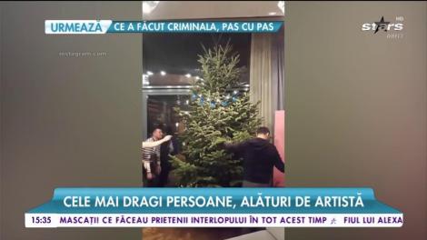 Delia a împodobit bradul de Crăciun