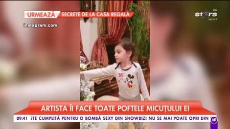 Anna Lesko a împodobit bradul alături de un spiriduș. Artista îi face toate poftele micuțului ei