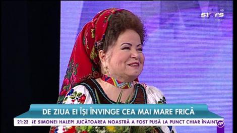 La mulți ani, Saveta Bogdan! De ziua ei își învinge toate fricile. Înghite foc și calcă pe cioburi