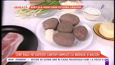 O rețetă delicioasă de cartofi umpluți cu brânză și bacon! Cu doar trei ingrediente ai scăpat de chinul pregătirii unei mese!
