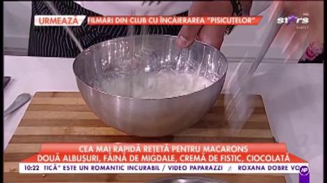 Cea mai rapidă rețetă pentru macarons. Două albușuri, făină de migdale, cremă de fistic și ciocolată