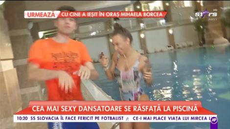 Cea mai sexy dansatoare se răsfață la piscină