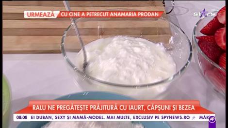 Desertul Zilei! Prăjitură pufoasă cu iaurt, cu căpșuni și bezea