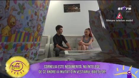Cornelia este nedumerită, nu înțelege de ce Andrei a invitat-o  în vestiarul băieților!