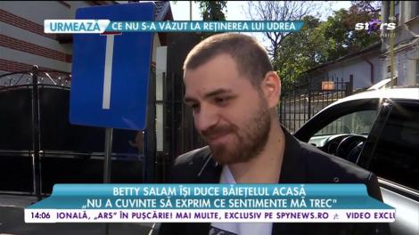 Betty Salam își duce băiețelul acasă
