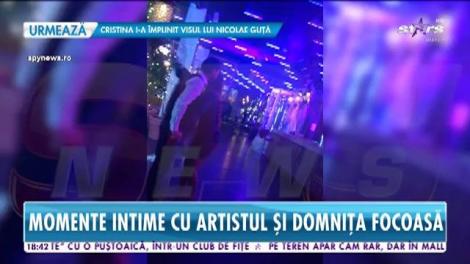 Un artist celebru, surpins în timp ce era lovit de săgeata lui Cupidon!