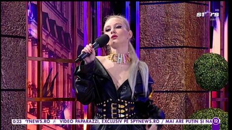 Abby cântă melodia Shadows