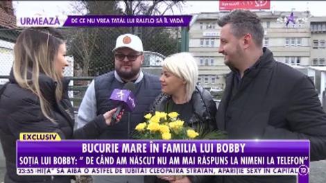 Bucurie mare în familia lui Bobby. Atistul și-a dus copilul acasă