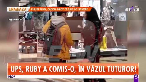 Ruby a comis-o, în văzul tuturor! A ieșit la mall, dar iubitul nu era de față