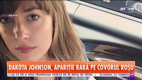 Dakota Johnson, apariție rară pe covorul roșu de la Los Angeles