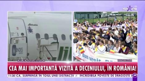 Avionul Papei Francisc a aterizat pe pământ românesc. Președintele Klaus Iohannis și soția sa l-au întâmpinat