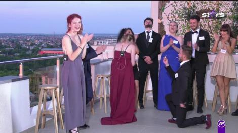 Dragoste fara secrete. Cătălin s-a aşezat în genunchi în faţa iubitei şi în loc de inel i-a oferit o... ţigară!