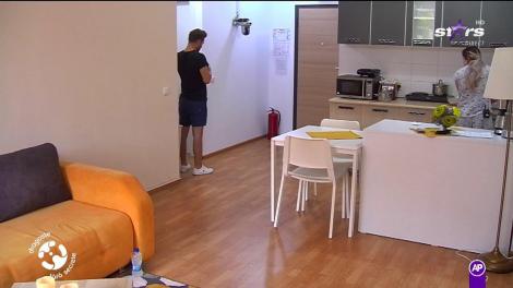 Dragoste fără secrete. Cătălin face urât pe muzica rock! A vrut să distrugă o masă cu o pernă!