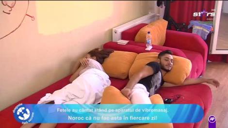 Dragoste fără secrete. Fetele fac karaoke în timp ce stau pe aparatul de făcut masaj. Vor primi note din partea băieților