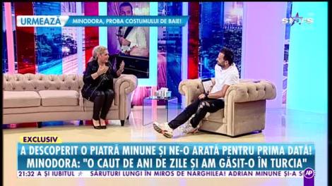 Răi da Buni. Minodora a descoperit o piatră-minune: Culoarea ei se schimbă în funcție de lumină