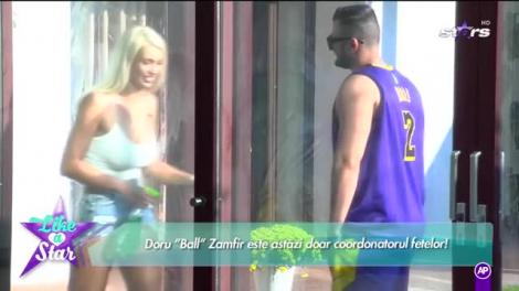 Like a Star. Diana și Alexandra curăță geamurile casei în pași de dans