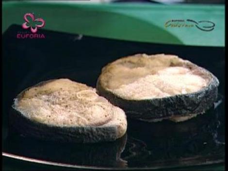 Rechin albastru cu ciuperci si sunca