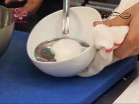 Tarta fina de ciuperci cu ou posat si salata crocanta