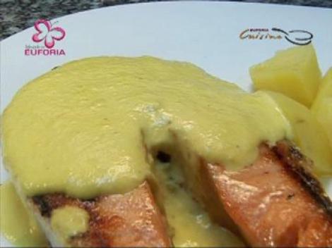 Somon la gratar cu sos de mustar si cartofi natur