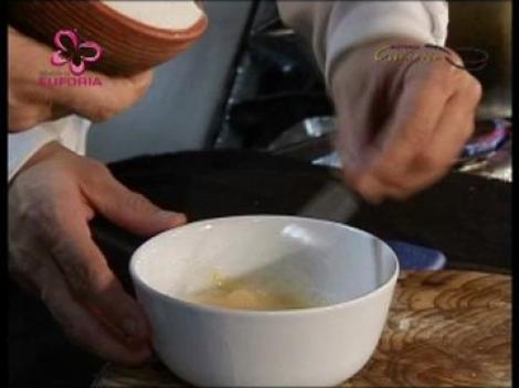 Supa de pui cu galusti si mujdei de usturoi