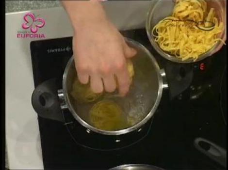 Rulou de pui cu sos de coacaze