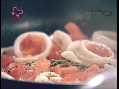 Spaghetti cu inele de calamar si icre