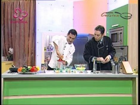 Doua retete cu creveti: salata si cu sos tomat