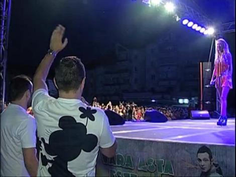 buzdu o saruta pe Andreea Balan