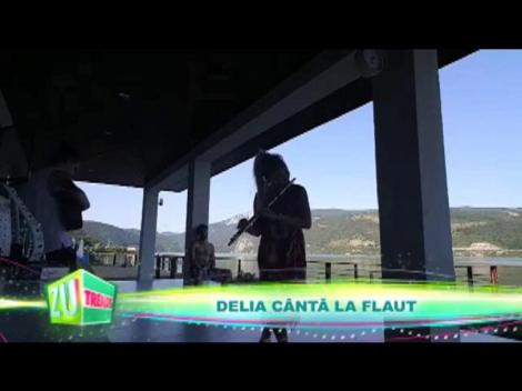 Delia c&acirc;ntă la flaut