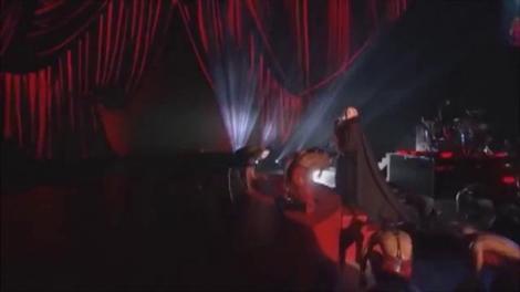 EPIC FAIL. Au căzut, s-au ridicat şi au zâmbit! Topul momentelor în care artiştii s-au făcut de râs pe scenă