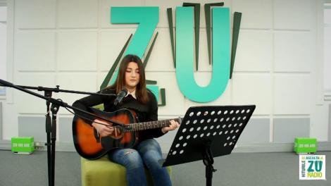 Video! O chitară, o voce caldă şi un cover cu o eroină anonimă! "Sub pielea mea", cea mai tare variantă de pe net