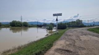 Frontul de la Băcel, localitate acoperită de ape: „La ultima inundație ne-au asfaltat drumul”