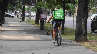 Românii, copleșiți de criză: 35% își caută al doilea job. Guvernul îi va rupe cu taxele