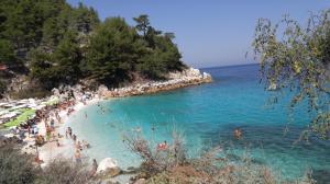 Turiștii români pot primi amenzi în Grecia de până la 3.000 de euro pentru un obicei nevinovat în vacanță